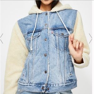 Levi's Premium Denim Jacket Sherpa
Hooded Ex-Boyfriend Trucker Sz S
Women's